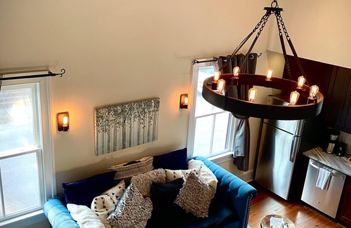 Savannah Victorian District House | Cozy, upscale Savannah carriage house, walk to all!