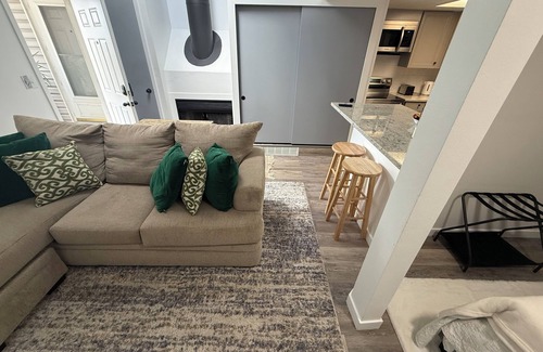Federal Heights Condo | Cozy Urban Retreat – Close to Downtown, Free Parking!