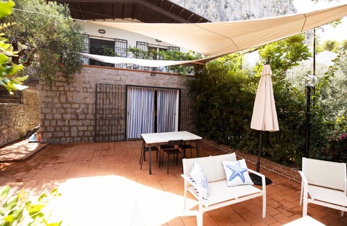Palermo Villa | Cozy villa 15 meters from the sea with a large garden (1 acre)