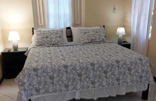 Runaway Bay Resort | Cozy Villa Escape
