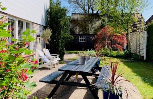 Den Ham Villa | Cozy villa with wellness tub, sauna and garden