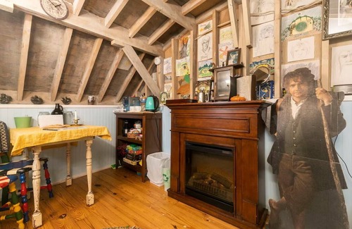 Rollingbay Cabin | Cozy-Warm-Adorable Hobbit House on Bainbridge Island