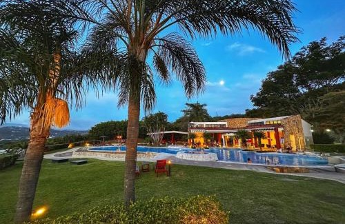 Santa Ana Apartment | CR MARIPOSA RENTALS Lakeview PENTHOUSE with office space, pool, gym, tennis