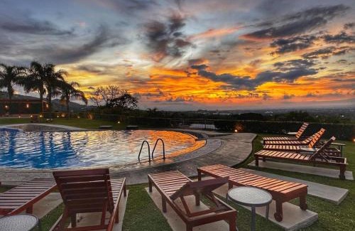 Santa Ana Apartment | CR MARIPOSA RENTALS Lakeview PENTHOUSE with office space, pool, gym, tennis