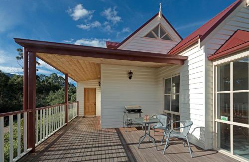 Grove Apartment | CRABTREE RIVERFRONT COTTAGES 2 cottages EMILY & ELIZA COTTAGES Beautiful riverfront peaceful location RELAX & ENJOY