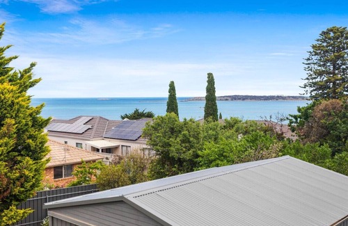 McCracken House | Cracken Views Contemporary oasis in Victor Harbor