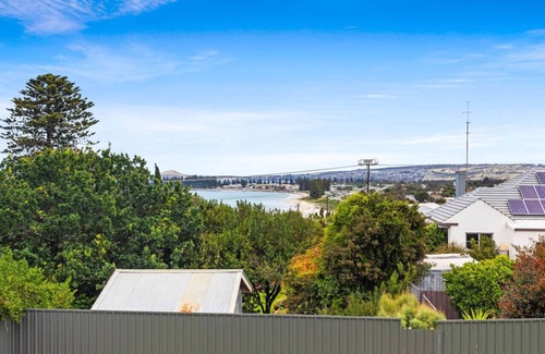McCracken House | Cracken Views Contemporary oasis in Victor Harbor