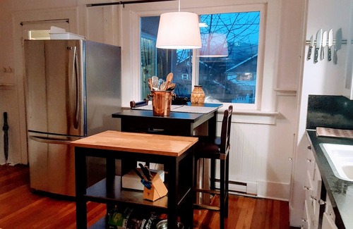 Hastings House | Craftsman style house 4 blocks from PNE, 10 mn to downtown.