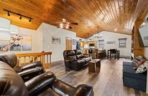 Sylva Apartment | Crashing Creek Cabin, Hot Tub, Mountain Views & King Bed!