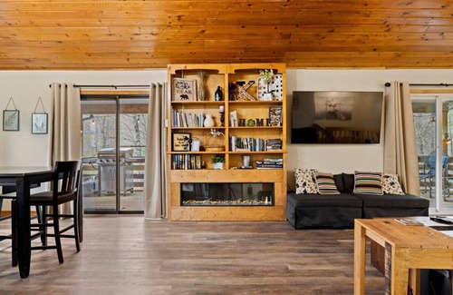 Sylva Apartment | Crashing Creek Cabin, Hot Tub, Mountain Views & King Bed!