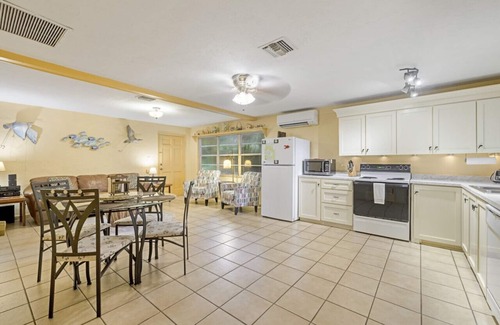 Cedar Key Cottage | Creamsicle Cottage is pet friendly and walkable to downtown & sunsets