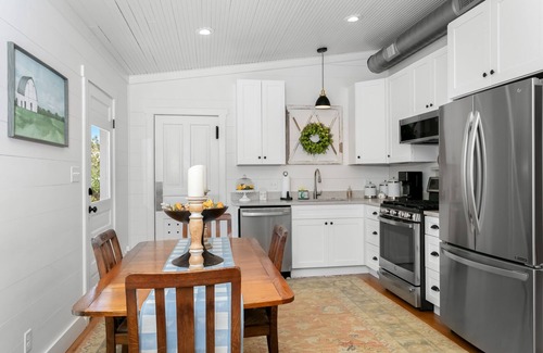 Fredericksburg House | Creek St. Guesthaus | 2/2 | 2 Blocks to Main St., Fire-pit & Grill