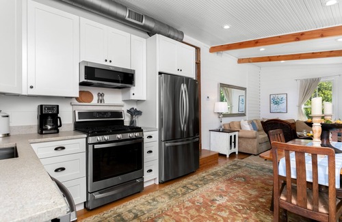Fredericksburg House | Creek St. Guesthaus | 2/2 | 2 Blocks to Main St., Fire-pit & Grill