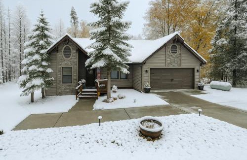 Dogwood Mountain House | Creekside Cabin - Pup-friendly With Ac