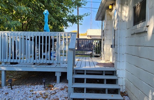Mount Vernon Apartment | Creekside Cottage. Weekly/Monthly Discounts. Wifi. Private. Great deck!