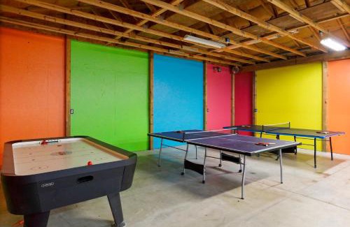 Berkeley Springs House | Creekside Fun Dog-friendly, Games & Fire Pit