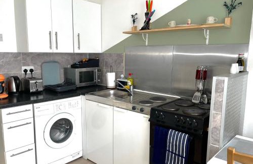 Chadwell Apartment | Crescent Apartment - Modern 1 Bedroom First Floor