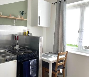 Chadwell Apartment | Crescent Apartment - Modern 1 Bedroom First Floor