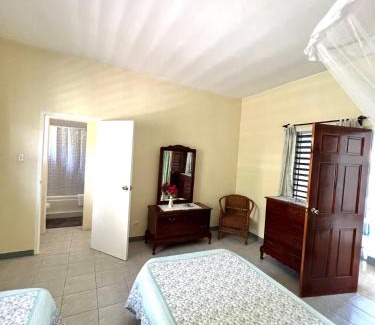 Runaway Bay Apartment | Crescent Lodge