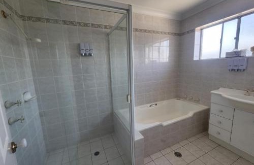 Queanbeyan Hotel | Crest Motor Inn