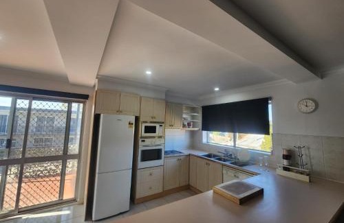 Queanbeyan Hotel | Crest Motor Inn
