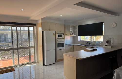 Queanbeyan Hotel | Crest Motor Inn