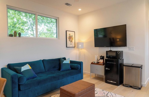 Crestview House | Crestview Casita: Relaxing base near city hotspots