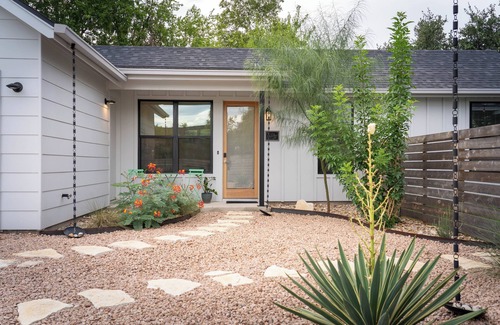 Crestview House | Crestview Casita: Relaxing base near city hotspots