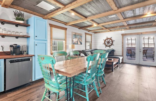 Holiday Isle House | Crimson Cottage nestled between sugary white beaches and Destin Harbor