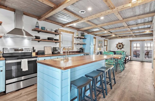 Holiday Isle House | Crimson Cottage nestled between sugary white beaches and Destin Harbor