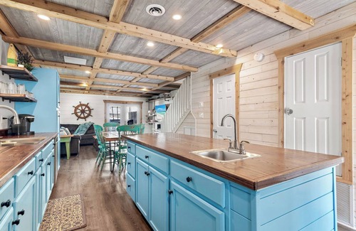 Holiday Isle House | Crimson Cottage nestled between sugary white beaches and Destin Harbor