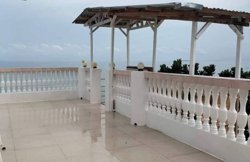 Oslob Resort | CroninResidence/family room for 5pax/breakfast