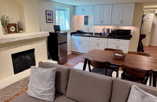 Laurelhurst House | Crow Ridge - 5min from Hollywood MAX stop. 1b/1b with private entrance and patio