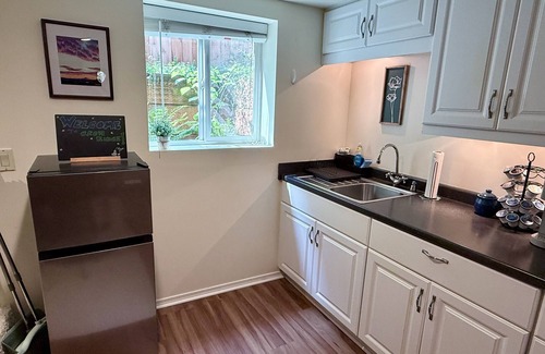 Laurelhurst House | Crow Ridge - 5min from Hollywood MAX stop. 1b/1b with private entrance and patio