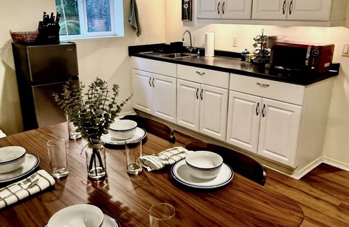 Laurelhurst House | Crow Ridge - 5min from Hollywood MAX stop. 1b/1b with private entrance and patio