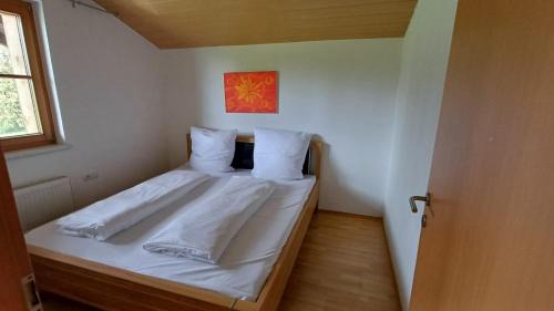 Krumbach Apartment | CROWN LIVING - Wohlfühl Studios - Self CheckIn - Parkplatz - Küche