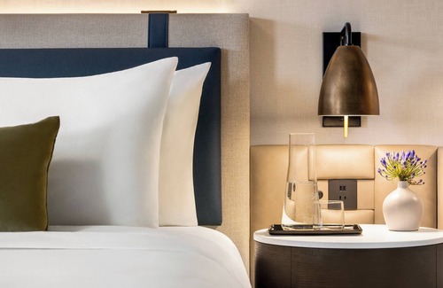 Edison Hotel | Crowne Plaza Edison by IHG