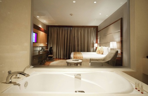 Maradu Hotel | Crowne Plaza Kochi by IHG