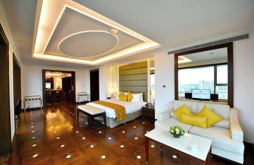 Maradu Hotel | Crowne Plaza Kochi by IHG