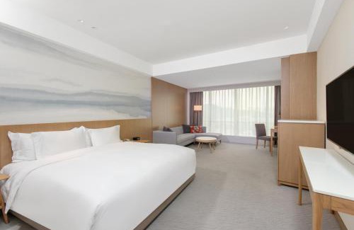 Zhuhai Jida Hotel | Crowne Plaza Zhuhai City Center by IHG - offers free one-way shuttle to Chimelong Ocean Kingdom
