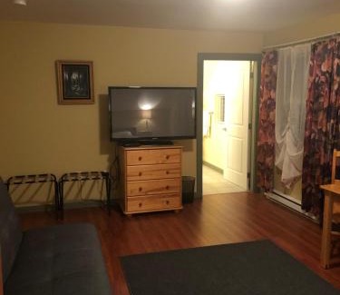 Okanagan-Similkameen Bed & Breakfast | Crowsnest Vineyards Guesthouse