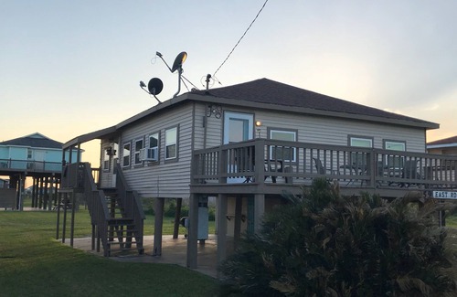 Crystal Beach Cabin | Crystal Beach Cabin - Sleeps 7 (3 blocks from Beach)