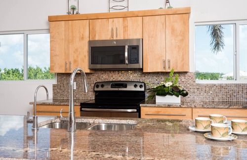 Ocean Point Villa | Crystal Sands BEACHFRONT Villa! Private pool! Best Value for Families & Couples!