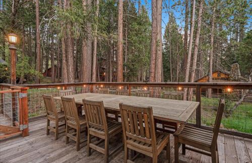 North Wawona House | Cub House- Remodeled cabin INSIDE Yosemite with new hot tub and more
