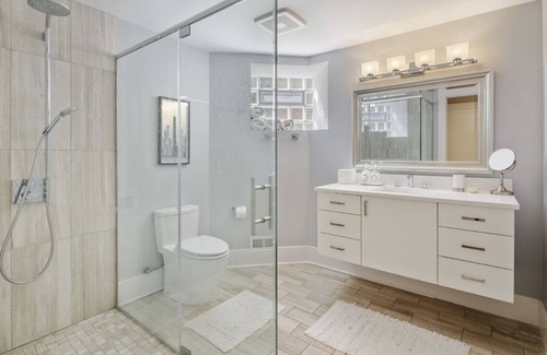North Center Apartment | Cubs Playoffs getaway 2BR 2BA Apartment near Wrigley Field