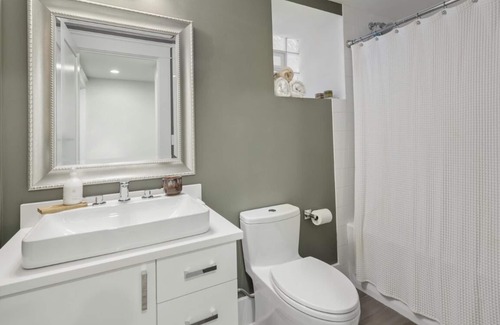 North Center Apartment | Cubs Playoffs getaway 2BR 2BA Apartment near Wrigley Field