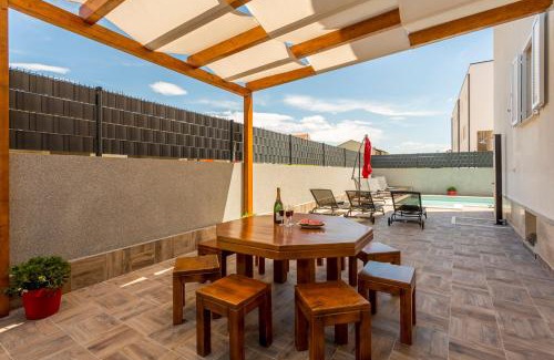 Trogir Apartment | Ćuby Apartment with private Pool in Trogir