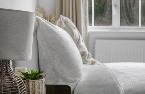 London Borough of Ealing House | Cuckoo Avenue Hububb Stay