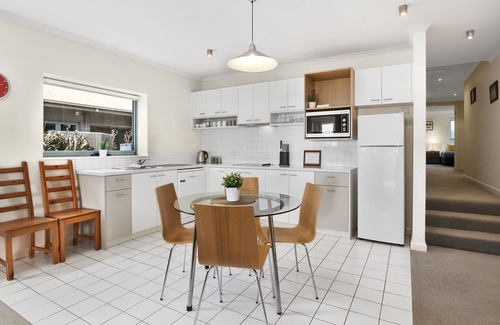 Lorne Apartment | Cumberland Resort Lorne private Apartment near beach, pool, spa, tennis, shops