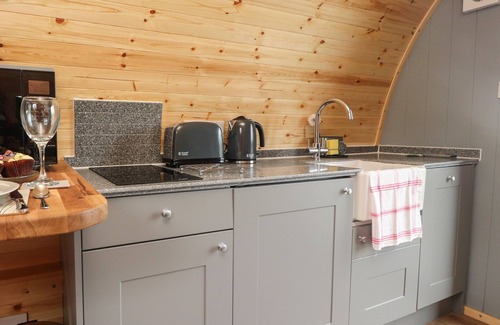 Knott End-on-Sea Cottage | CURLEW CORNER, romantic, with hot tub in Lancaster